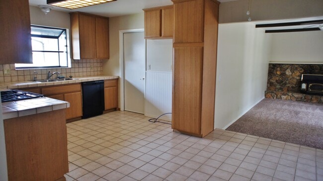Foto del edificio - Single Story with Big Backyard in Hollister