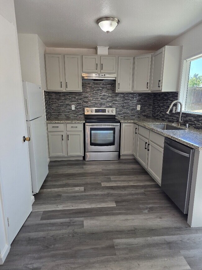 Foto del edificio - 3-Bedroom house with 2 Baths in Sacramento