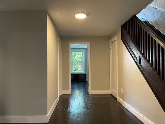 Foto del edificio - FABULOUSLY RENOVATED 4BR, 2Bath HOME IN TH...