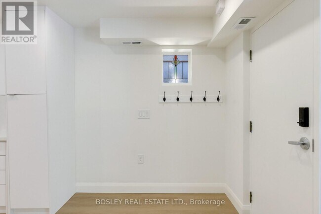 Building Photo - 225 Gainsborough Rd