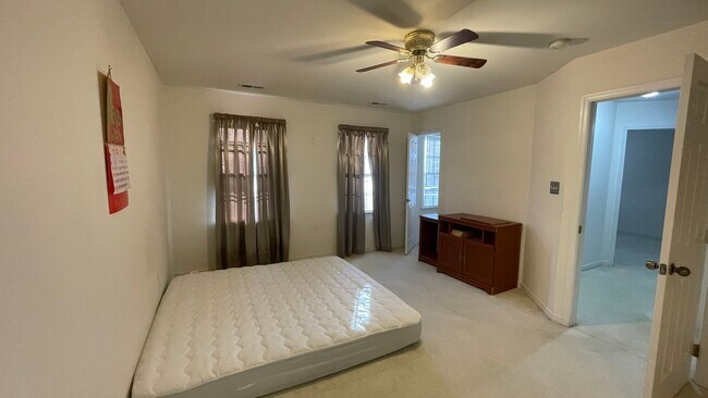 Building Photo - 10112 Grand Oaks Dr