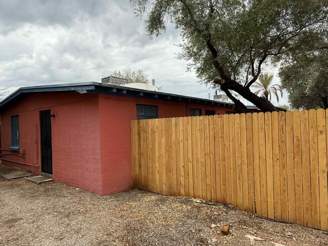 Building Photo - 2702 E Elm St