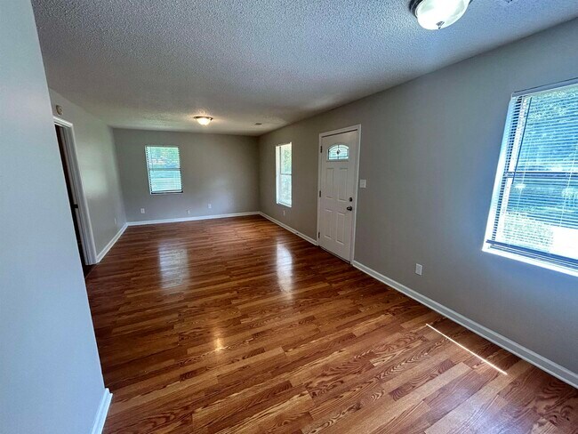 Building Photo - 3054 Hoskins Rd