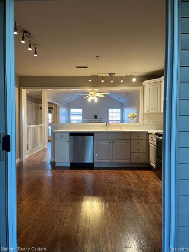 Foto del edificio - Charming 2-Bed Condo in Novi –Great schools & Community Pool Access!