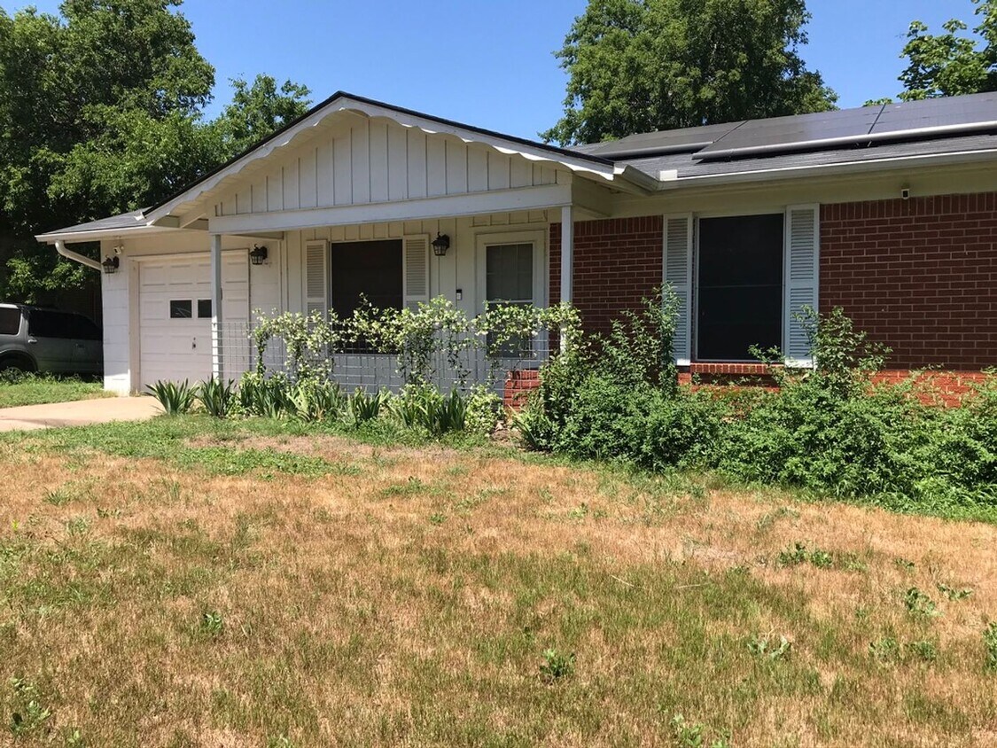 Primary Photo - Centrally Located 3 bed / 1 Bath Home in A...