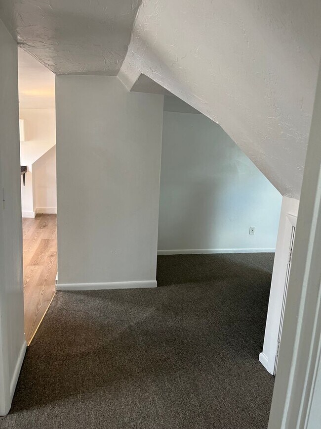 Foto del edificio - Sunny, Clean, Quiet 2 bedroom 1 bath 2nd floor apartment