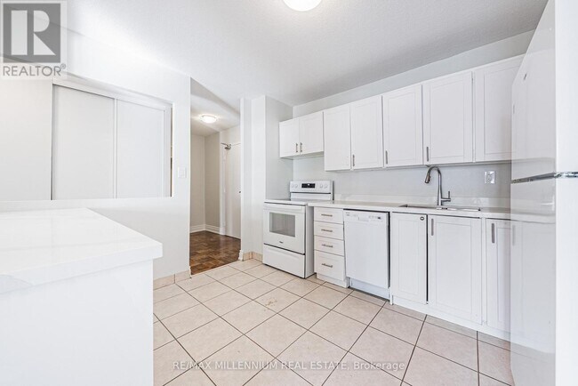 Photo du bâtiment - 2220 Marine Dr