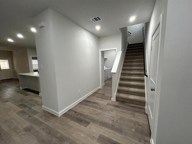Building Photo - 7850 Alset Dr