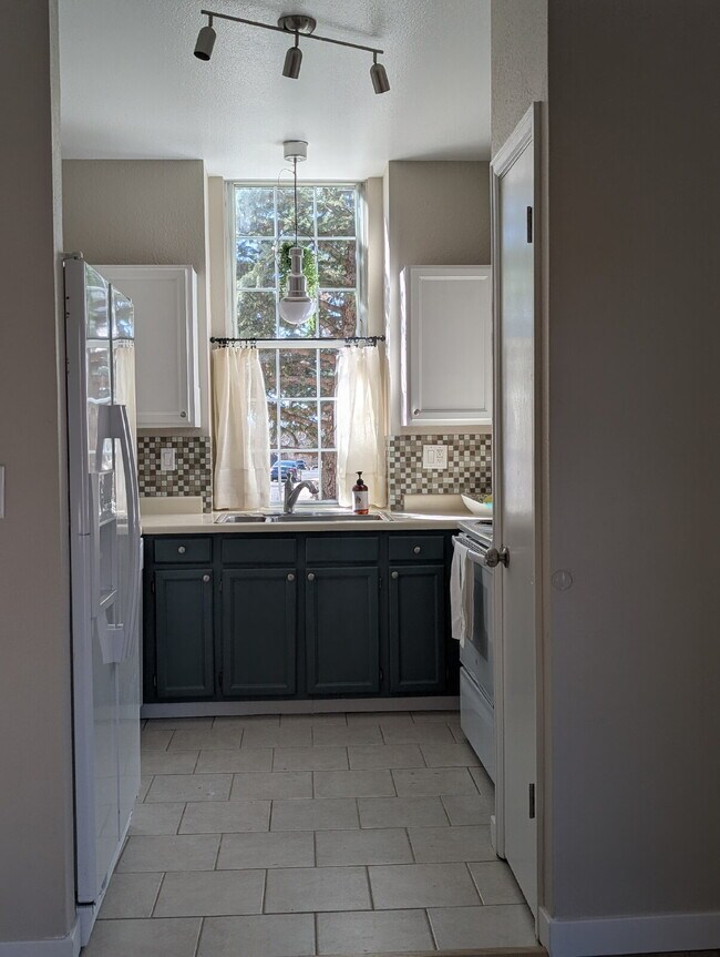 Foto del edificio - Charming 3-Bed, 2-Bath Home for Rent in Aurora – Backs to Open Space!