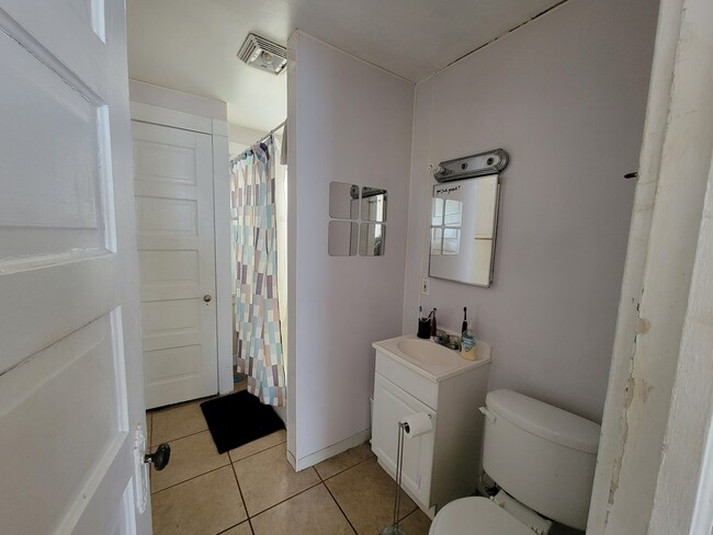 Bathroom - 2924 N Cramer St