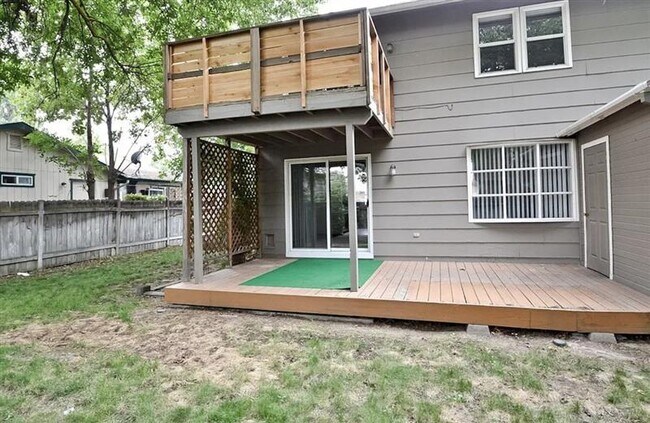 Building Photo - Conveniently located near HP and a short d...