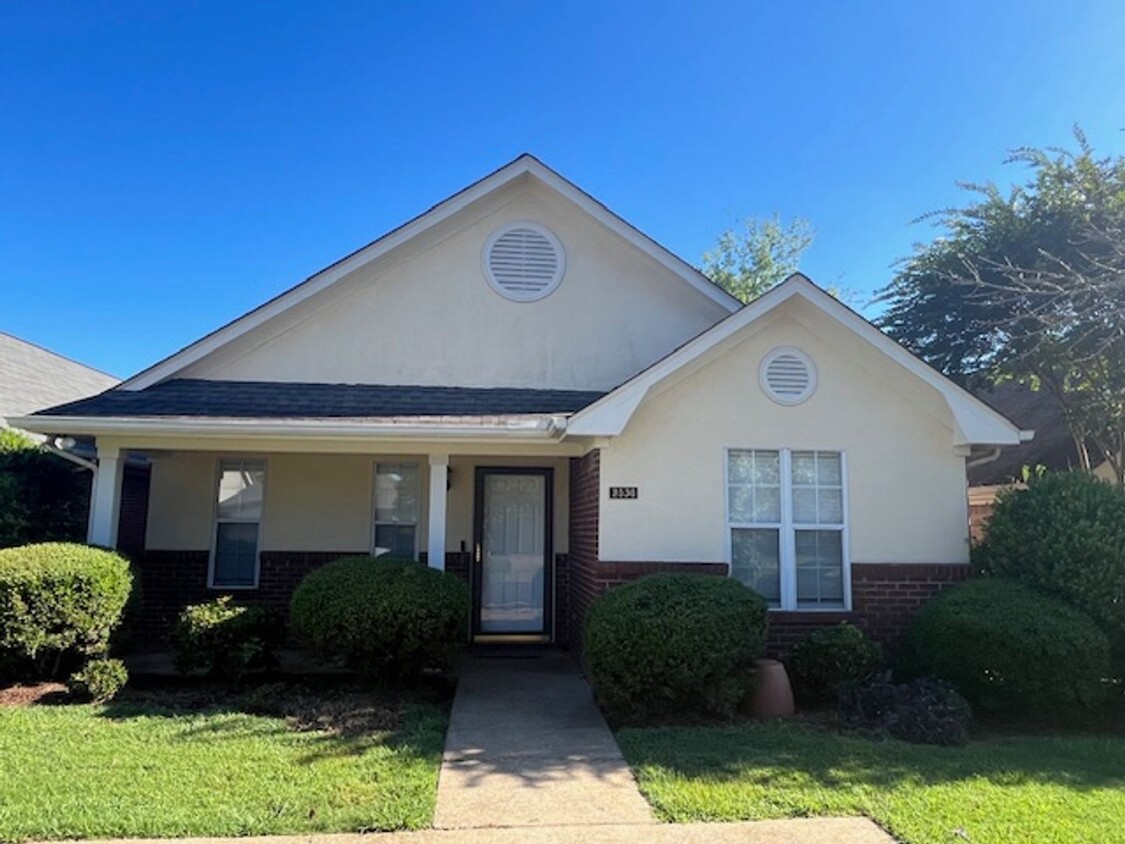 Foto principal - Renovated 3 Bedroom 2 Bath Home for Rent!