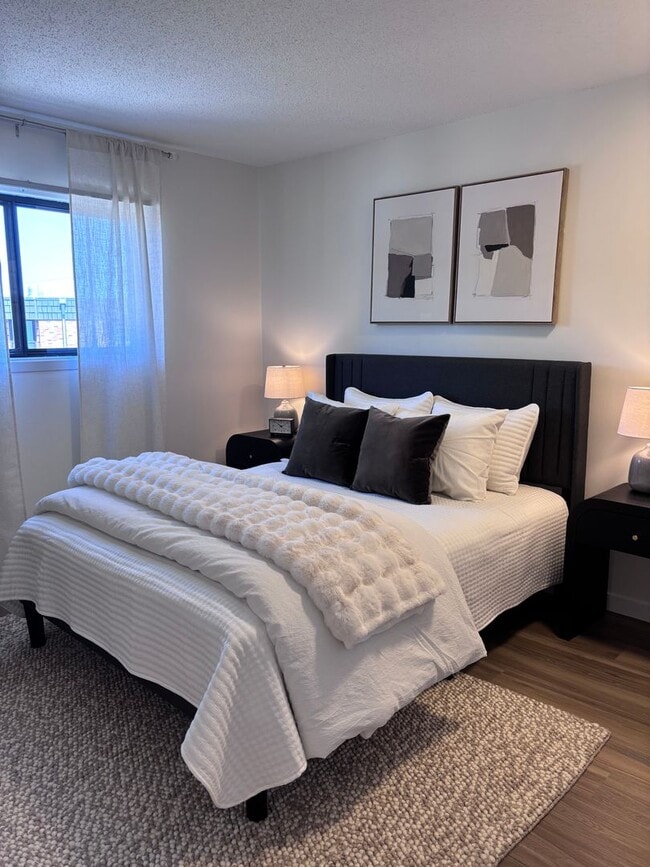 Interior Photo - Overlook on 100
