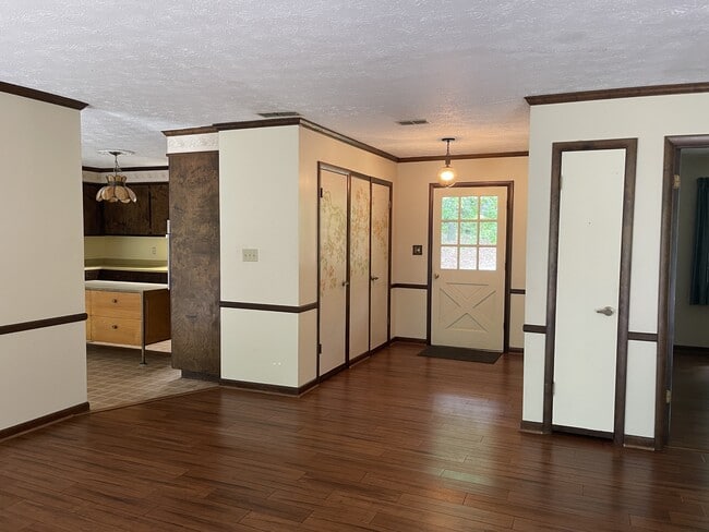 Building Photo - 170 Longview Dr