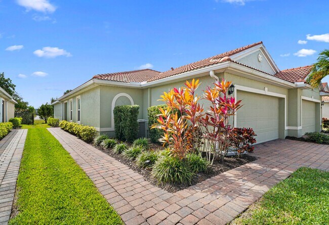 Building Photo - Stunning  2-bedr 2-bath+ Den/office home located in the desirable Lindsford in Fort Myers