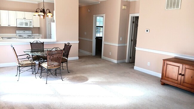 Foto del edificio - Furnished 2 Bedroom, 2 Bath Condo in Little River! Community Pool
