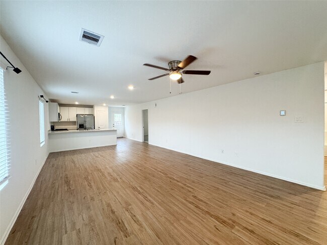 Foto del edificio - 1411 Las Cuevas Dr