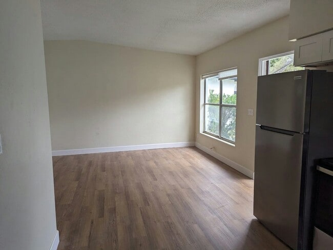 Building Photo - 1123 S Lee Ave