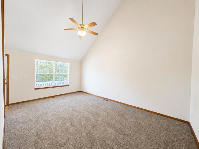 Building Photo - 3 Bed, 1.5 Bath Duplex with Garage and Extra Storage Space!