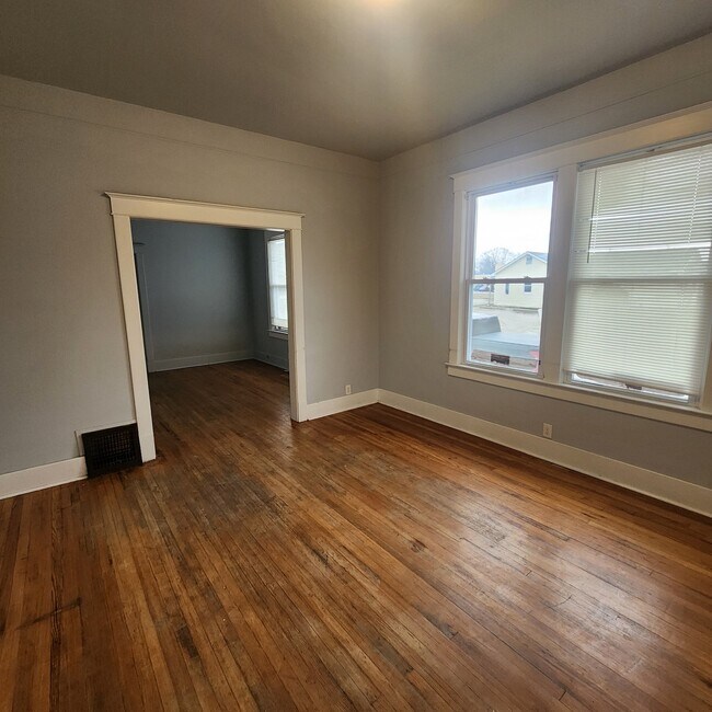 Foto del edificio - 1325 E Main St