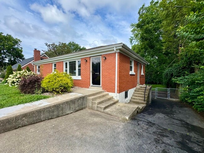 Building Photo - 2564 Millbrook Dr
