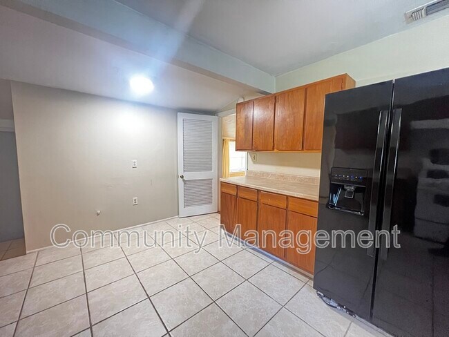 Foto del edificio - 2415 Rhododendron Ave