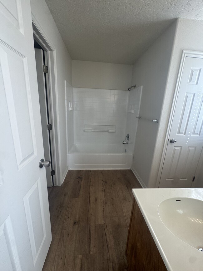 Building Photo - 1122 E 300 S