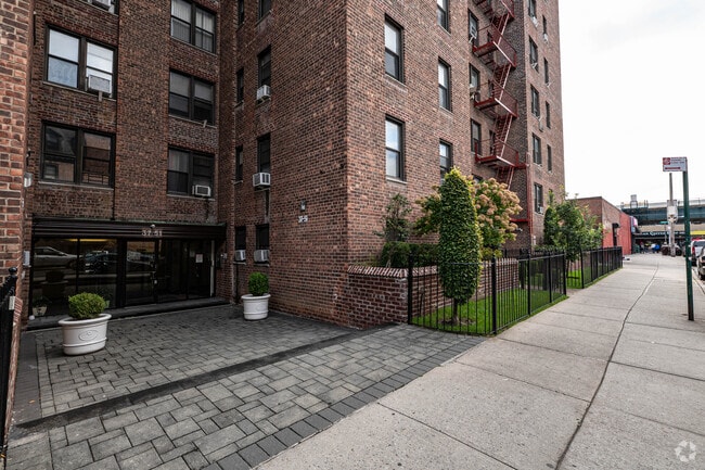 Building Photo - 3751 86th St