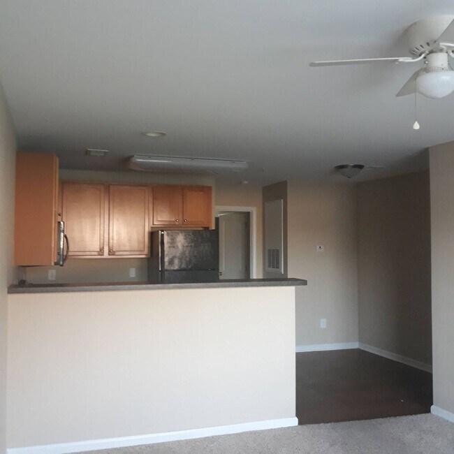 Building Photo - 1 BEDROOM - 1 BATH 1st FLOOR CONDO - Prop....
