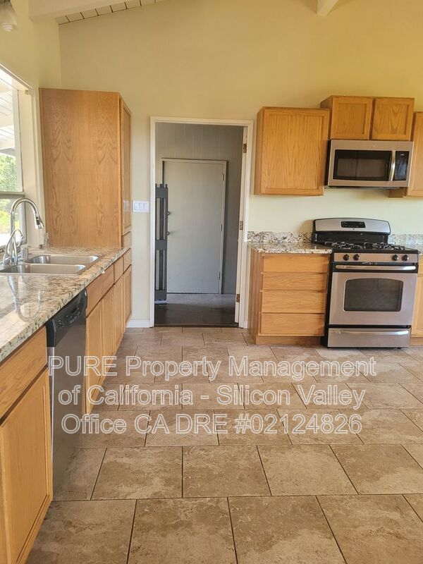 Foto del edificio - 21224 Saratoga Hills Rd