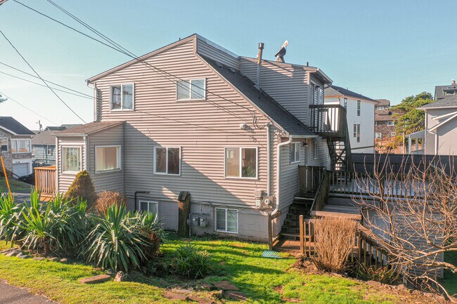 Building Photo - 529 SW 32nd St