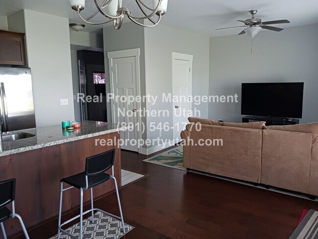 Foto del edificio - 3 Bed 2.5 Bath Townhome in West Haven Comi...