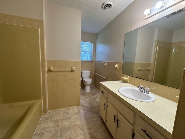 Building Photo - Introducing a charming 3-bedroom, 2-bathro...