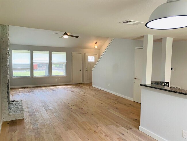 Building Photo - 4306 Sarasota Dr