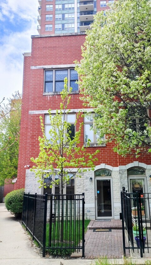 Primary Photo - 331 E 17th St