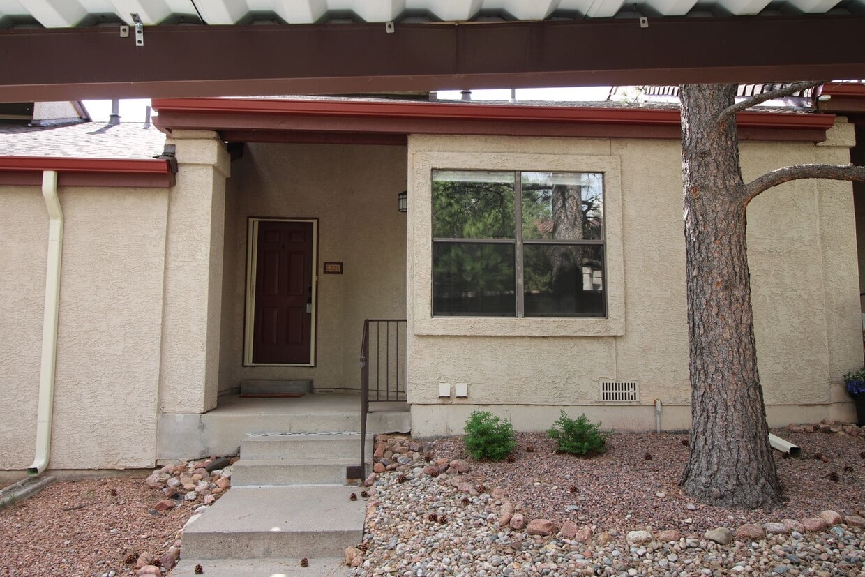 Primary Photo - Adorable 2bdrm 1 bath townhome in Desirabl...