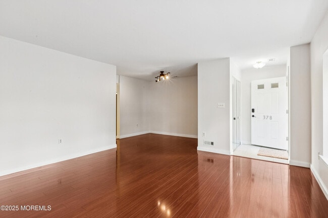 Foto del edificio - 378 Minstrel Ct
