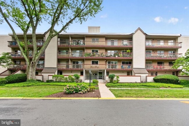 Building Photo - 7400 Lakeview Dr