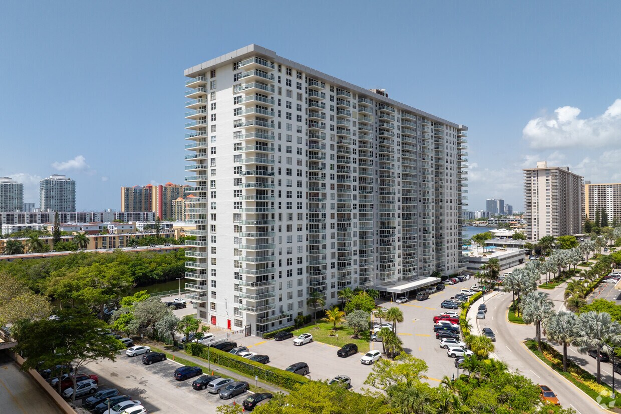 Primary Photo - Winston Towers 300