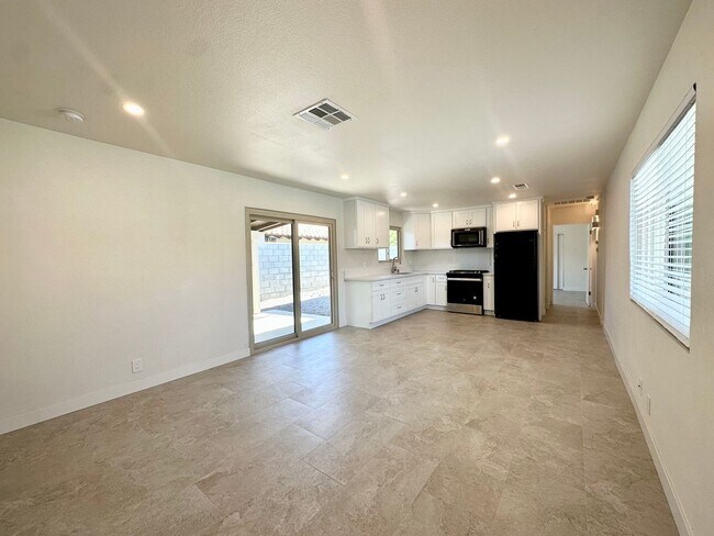 Building Photo - COMING SOON! 1 Bedroom 1 Bathroom Apartment in Palm Springs w/ Community Pool !
