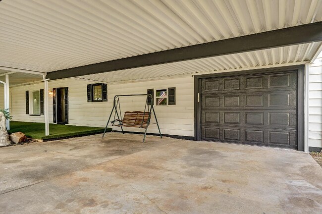 Building Photo - 1539 S Thelma Ave