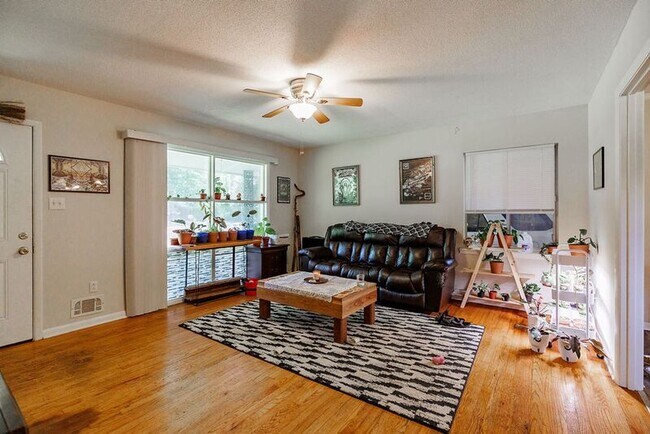 Building Photo - 265 Brentwood Dr