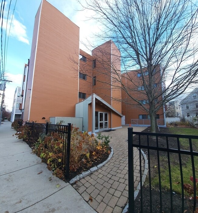 Foto del edificio - 24 Bay State Rd