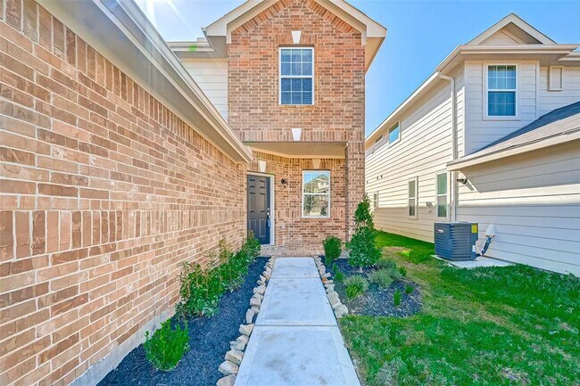Foto del edificio - 13727 Andover Park Dr