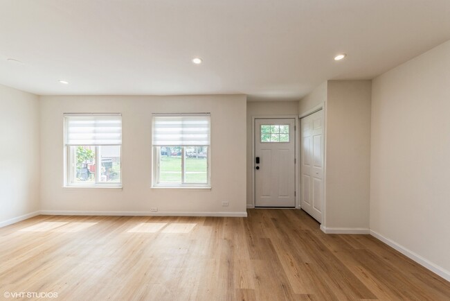 Building Photo - 1110 Cove Dr