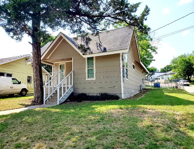 Building Photo - 1623 E Waco Ave