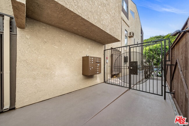 Building Photo - 906 Kings Rd