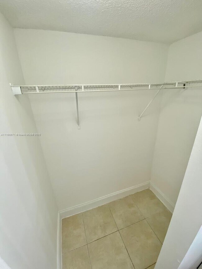 Foto del edificio - 2421 NW 56th Ave