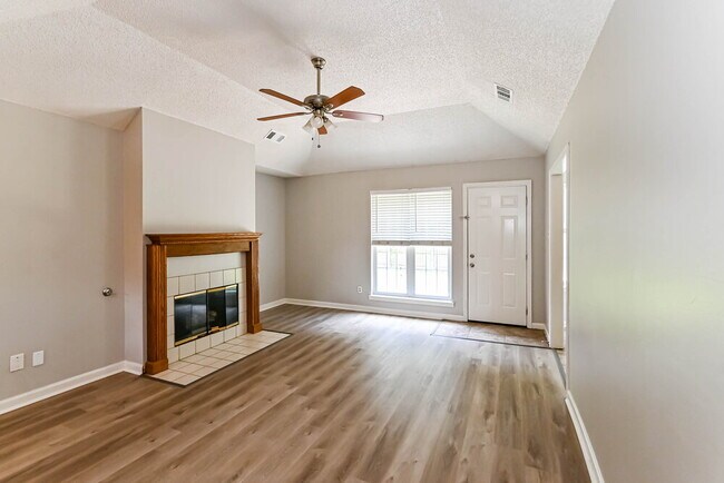Building Photo - 9889 Leigh Ann Dr