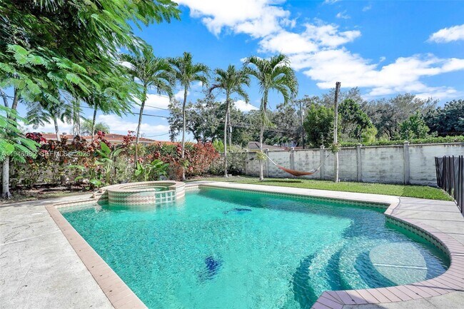 Foto del edificio - 5781 SW 25th St